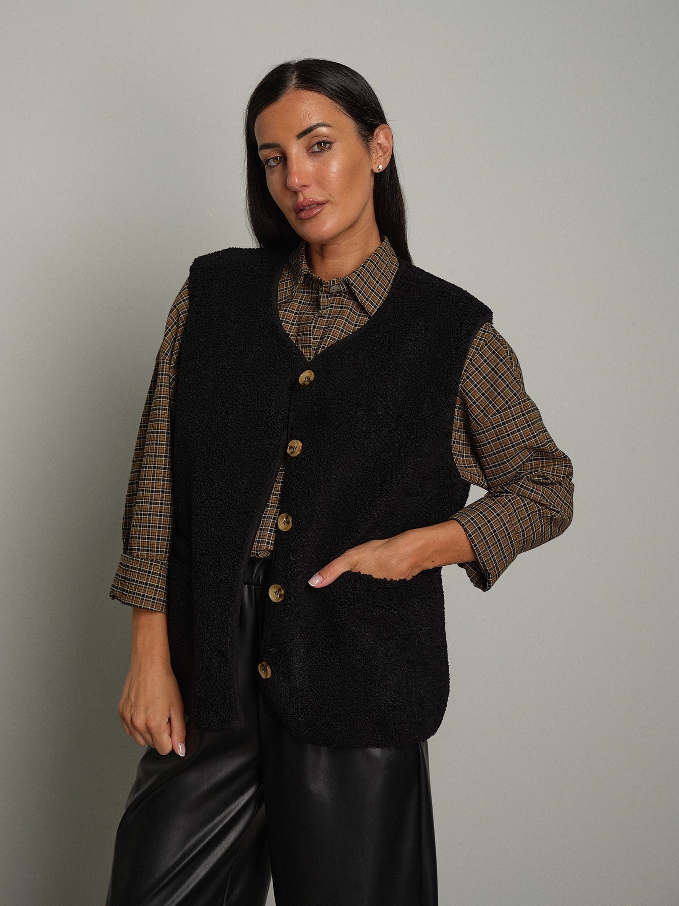 Gilet teddy Nero Vicolo TAC1287;Gilet teddy Nero Vicolo TAC1287 — foto 2;Gilet teddy Nero Vicolo TAC1287 — foto 3;Gilet teddy Nero Vicolo TAC1287 — foto 4;Gilet teddy Nero Vicolo TAC1287 — foto 5;Gilet teddy Nero Vicolo TAC1287 — foto 6