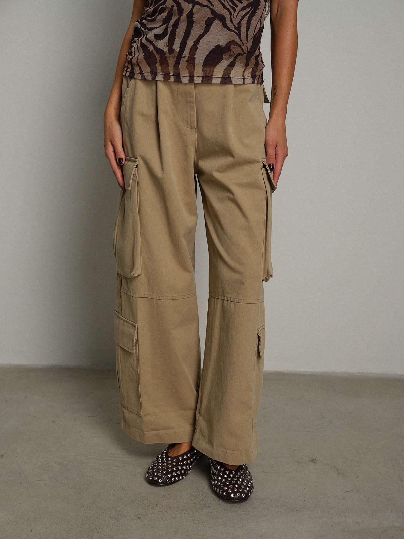 Pantalone cargo Beige Vicolo TAC1290;Pantalone cargo Beige Vicolo TAC1290 — foto 2;Pantalone cargo Beige Vicolo TAC1290 — foto 3;Pantalone cargo Beige Vicolo TAC1290 — foto 4;Pantalone cargo Beige Vicolo TAC1290 — foto 5;Pantalone cargo Beige Vicolo TAC1290 — foto 6;Pantalone cargo Beige Vicolo TAC1290 — foto 7