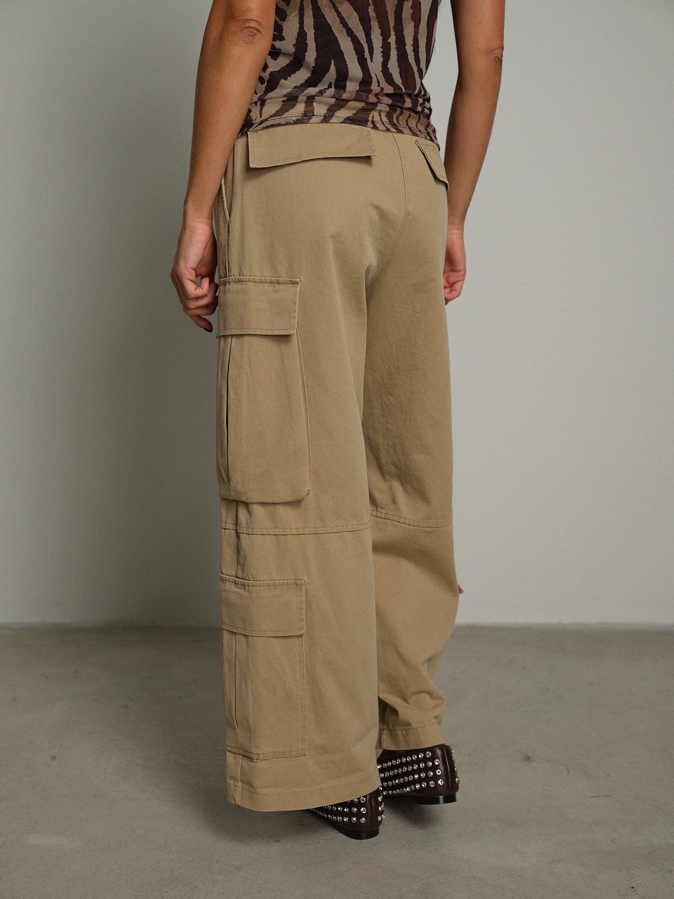 Pantalone cargo Beige Vicolo TAC1290;Pantalone cargo Beige Vicolo TAC1290 — foto 2;Pantalone cargo Beige Vicolo TAC1290 — foto 3;Pantalone cargo Beige Vicolo TAC1290 — foto 4;Pantalone cargo Beige Vicolo TAC1290 — foto 5;Pantalone cargo Beige Vicolo TAC1290 — foto 6;Pantalone cargo Beige Vicolo TAC1290 — foto 7