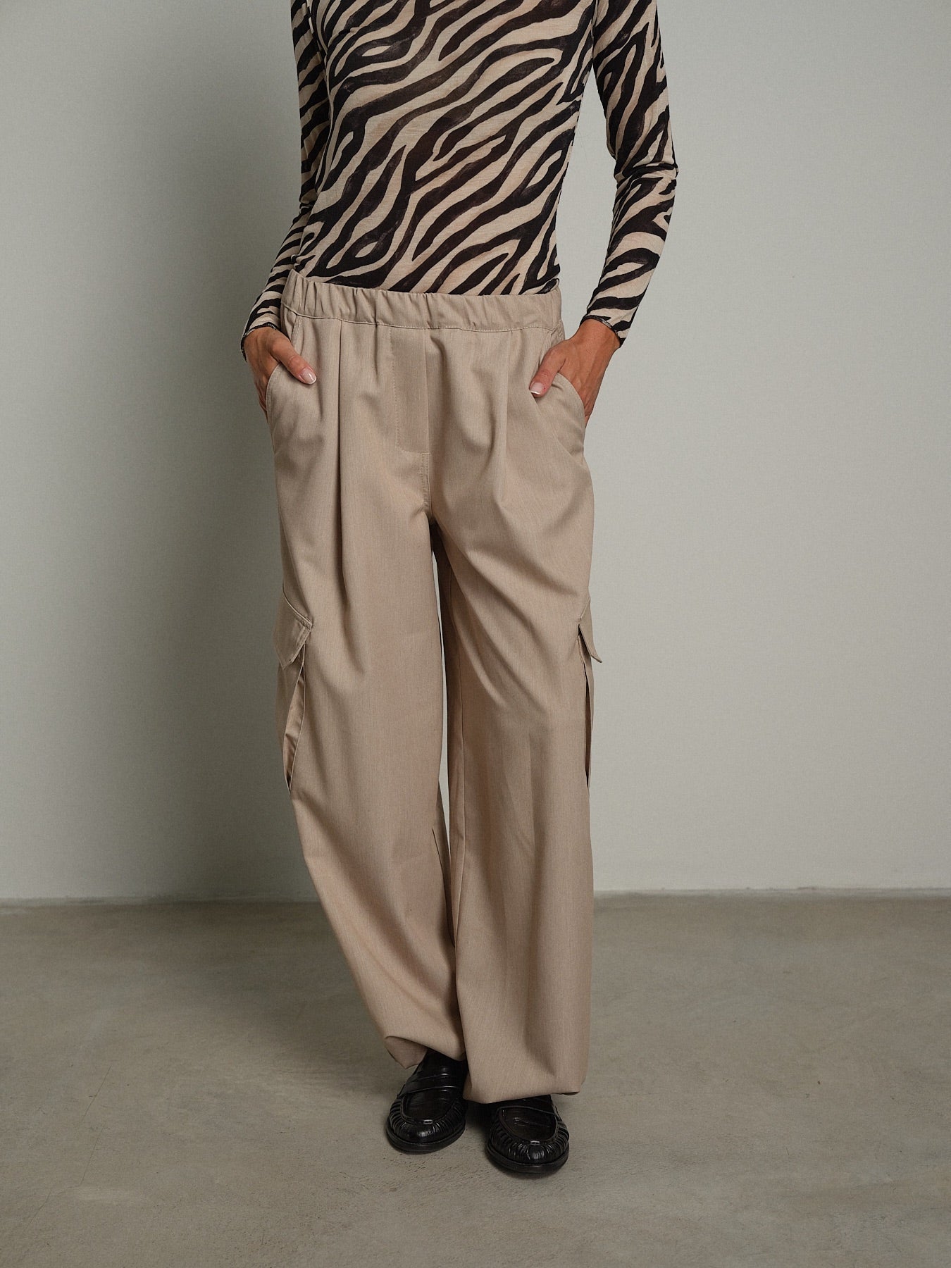 Pantalone cargo orli elastico Beige Vicolo TAC1352;Pantalone cargo orli elastico Beige Vicolo TAC1352 — foto 2;Pantalone cargo orli elastico Beige Vicolo TAC1352 — foto 3;Pantalone cargo orli elastico Beige Vicolo TAC1352 — foto 4
