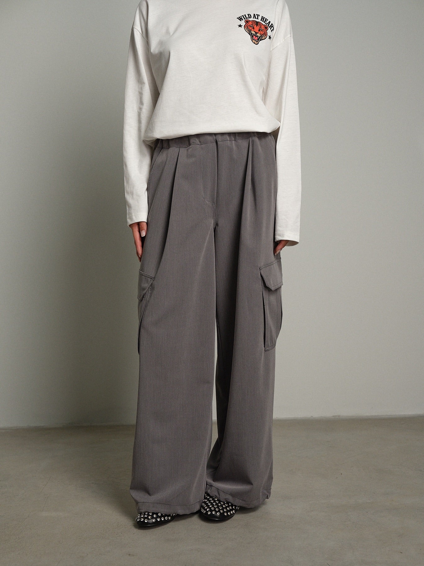 Pantalone cargo orli elastico Grigio-perla Vicolo TAC1352;Pantalone cargo orli elastico Grigio-perla Vicolo TAC1352 — foto 2;Pantalone cargo orli elastico Grigio-perla Vicolo TAC1352 — foto 3;Pantalone cargo orli elastico Grigio-perla Vicolo TAC1352 — foto 4