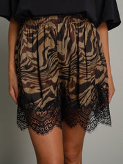 Shorts lingerie zebrato fondo pizzo Moro Vicolo TAC1428;Shorts lingerie zebrato fondo pizzo Moro Vicolo TAC1428 — foto 2;Shorts lingerie zebrato fondo pizzo Moro Vicolo TAC1428 — foto 3;Shorts lingerie zebrato fondo pizzo Moro Vicolo TAC1428 — foto 4;Shorts lingerie zebrato fondo pizzo Moro Vicolo TAC1428 — foto 5