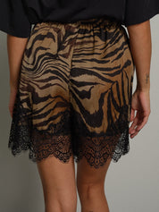 Shorts lingerie zebrato fondo pizzo Moro Vicolo TAC1428;Shorts lingerie zebrato fondo pizzo Moro Vicolo TAC1428 — foto 2;Shorts lingerie zebrato fondo pizzo Moro Vicolo TAC1428 — foto 3;Shorts lingerie zebrato fondo pizzo Moro Vicolo TAC1428 — foto 4;Shorts lingerie zebrato fondo pizzo Moro Vicolo TAC1428 — foto 5