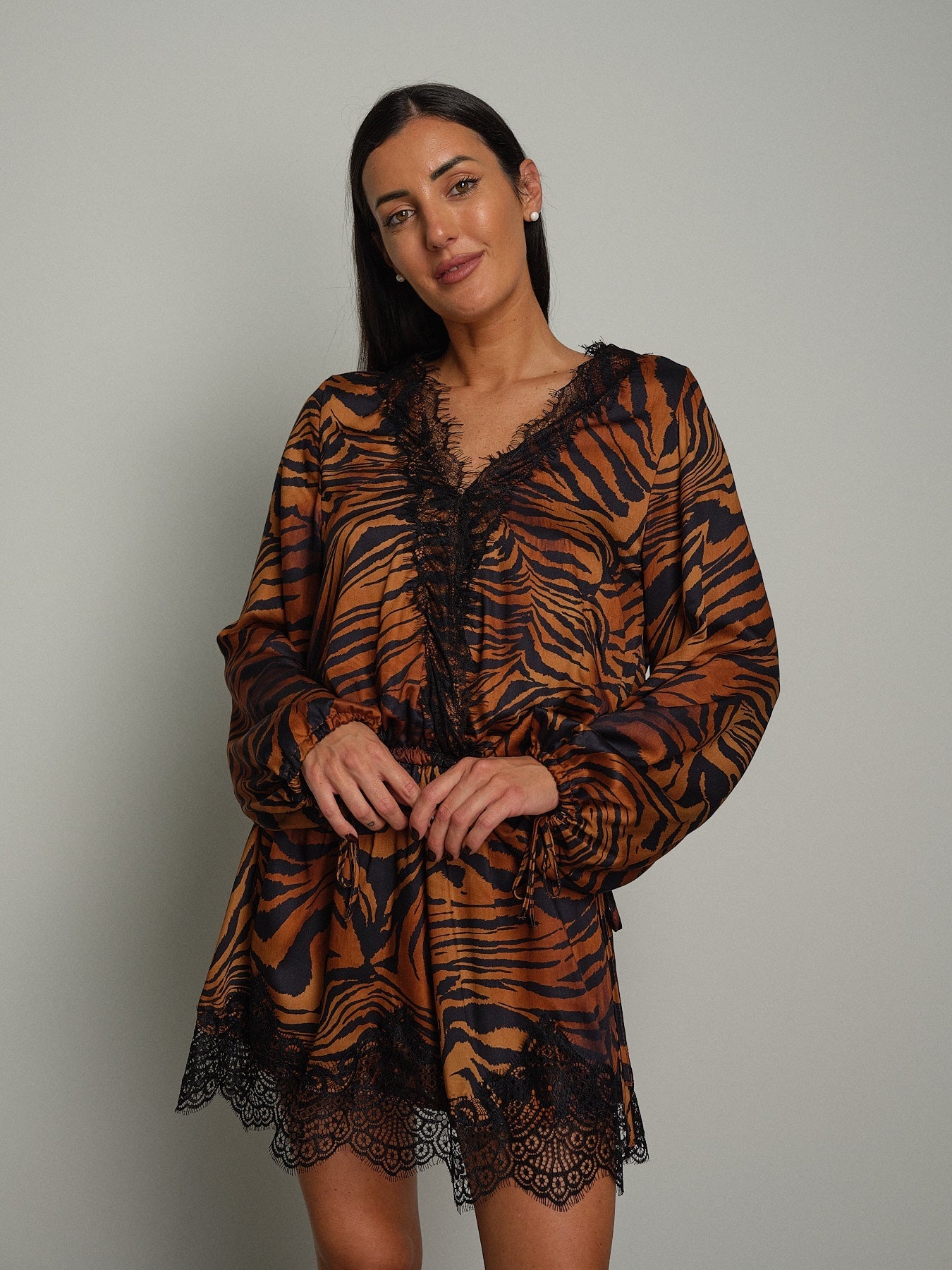 Abito lingerie manica lunga pizzo Bruciato Vicolo TAC1472;Abito lingerie manica lunga pizzo Bruciato Vicolo TAC1472 — foto 2;Abito lingerie manica lunga pizzo Bruciato Vicolo TAC1472 — foto 3;Abito lingerie manica lunga pizzo Bruciato Vicolo TAC1472 — foto 4;Abito lingerie manica lunga pizzo Bruciato Vicolo TAC1472 — foto 5