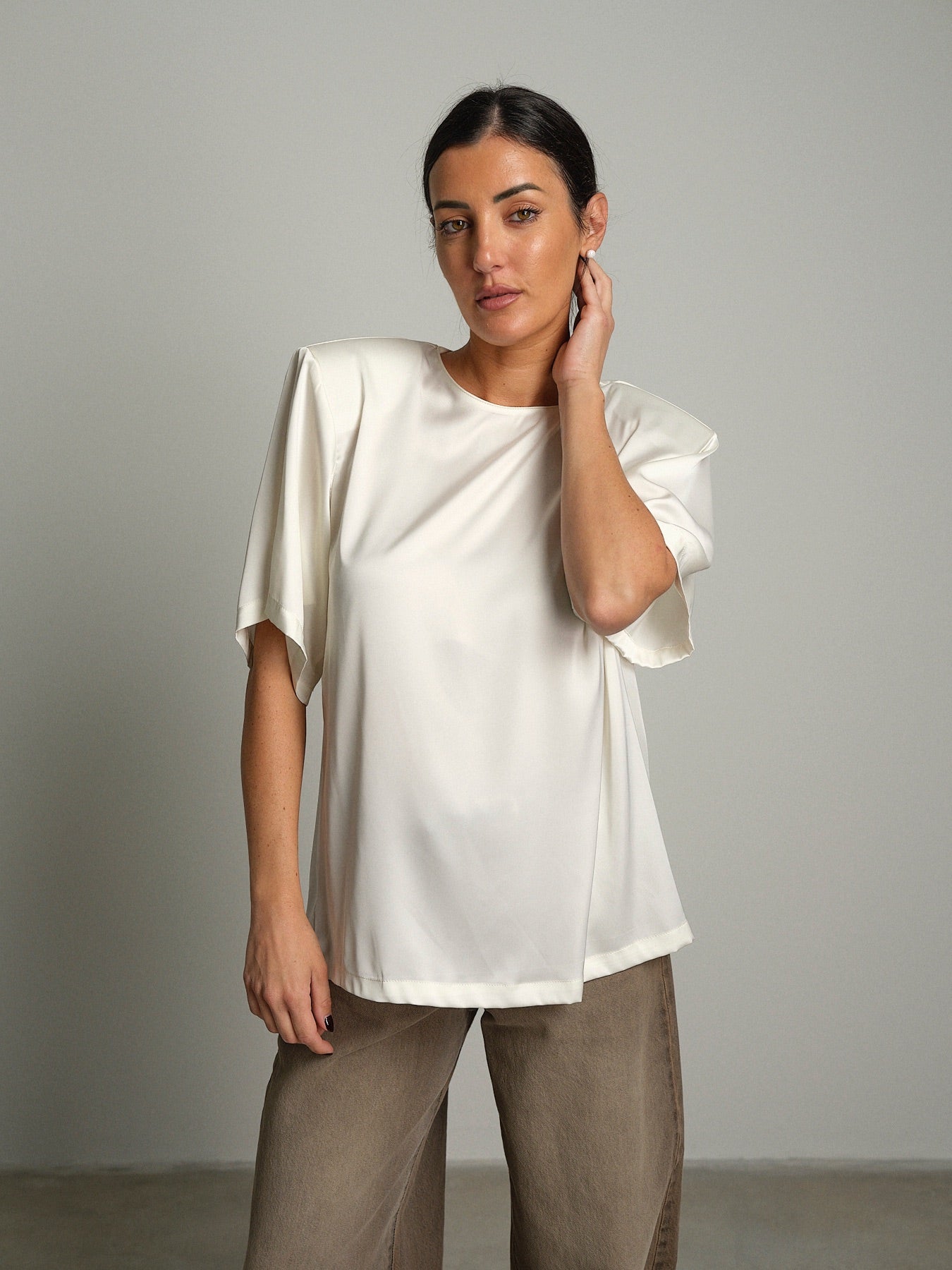 T-shirt raso spalle imbottite Bianco-ottico Vicolo TAC1581;T-shirt raso spalle imbottite Bianco-ottico Vicolo TAC1581 — foto 2;T-shirt raso spalle imbottite Bianco-ottico Vicolo TAC1581 — foto 3;T-shirt raso spalle imbottite Bianco-ottico Vicolo TAC1581 — foto 4;T-shirt raso spalle imbottite Bianco-ottico Vicolo TAC1581 — foto 5