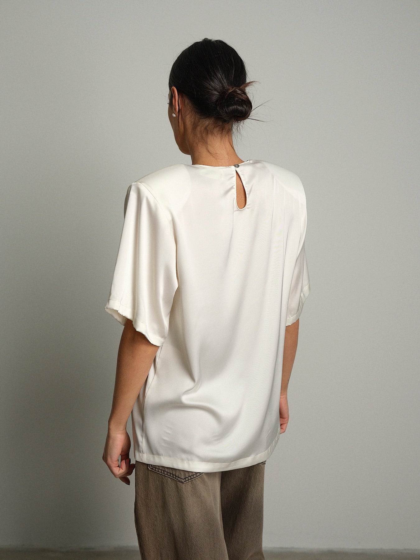 T-shirt raso spalle imbottite Bianco-ottico Vicolo TAC1581;T-shirt raso spalle imbottite Bianco-ottico Vicolo TAC1581 — foto 2;T-shirt raso spalle imbottite Bianco-ottico Vicolo TAC1581 — foto 3;T-shirt raso spalle imbottite Bianco-ottico Vicolo TAC1581 — foto 4;T-shirt raso spalle imbottite Bianco-ottico Vicolo TAC1581 — foto 5