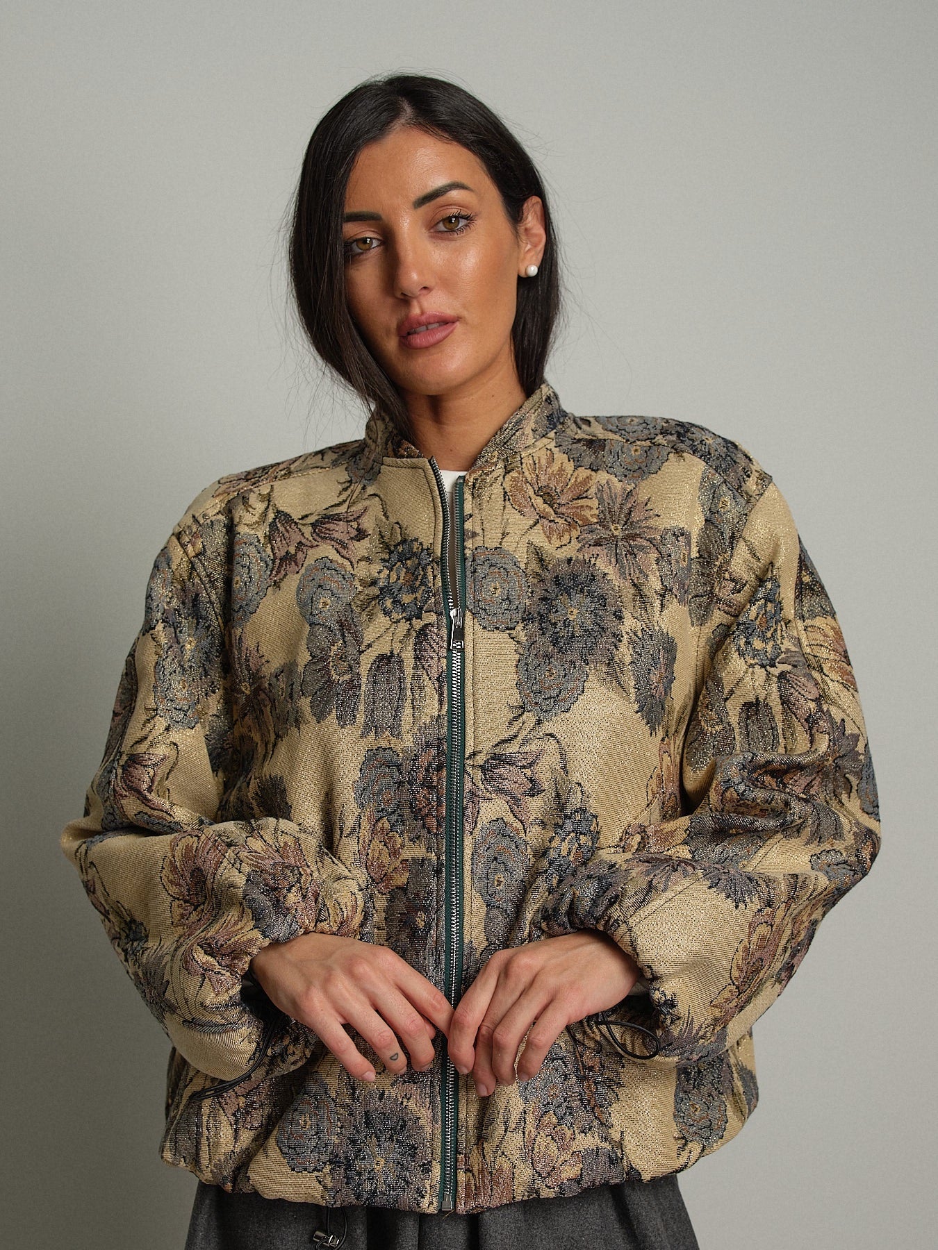 Bomber fantasia floreale Oro Vicolo TAC1670;Bomber fantasia floreale Oro Vicolo TAC1670 — foto 2;Bomber fantasia floreale Oro Vicolo TAC1670 — foto 3;Bomber fantasia floreale Oro Vicolo TAC1670 — foto 4;Bomber fantasia floreale Oro Vicolo TAC1670 — foto 5;Bomber fantasia floreale Oro Vicolo TAC1670 — foto 6;Bomber fantasia floreale Oro Vicolo TAC1670 — foto 7