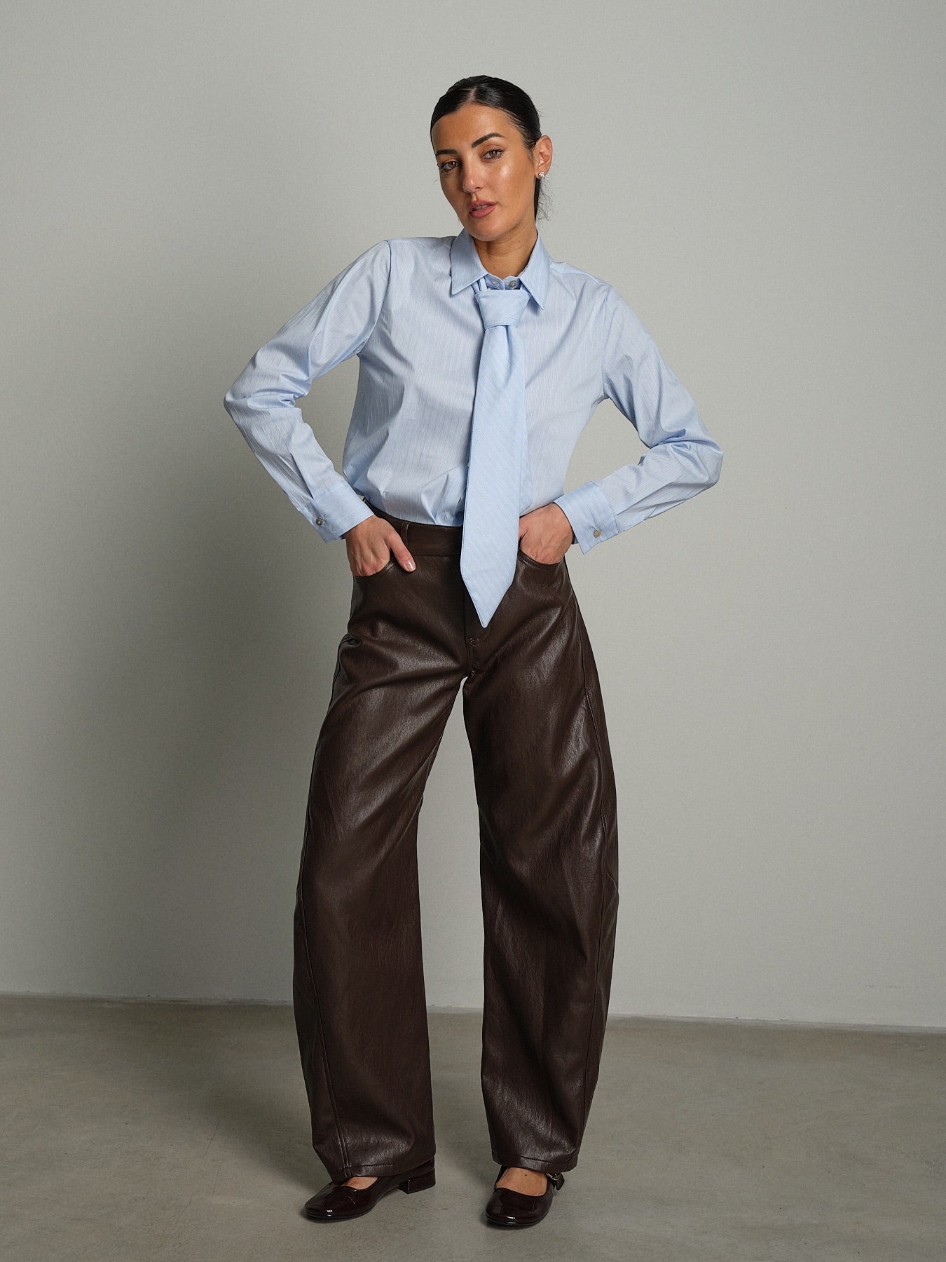 Pantalone ecopelle barrel Moro Vicolo TAC1708;Pantalone ecopelle barrel Moro Vicolo TAC1708 — foto 2;Pantalone ecopelle barrel Moro Vicolo TAC1708 — foto 3;Pantalone ecopelle barrel Moro Vicolo TAC1708 — foto 4