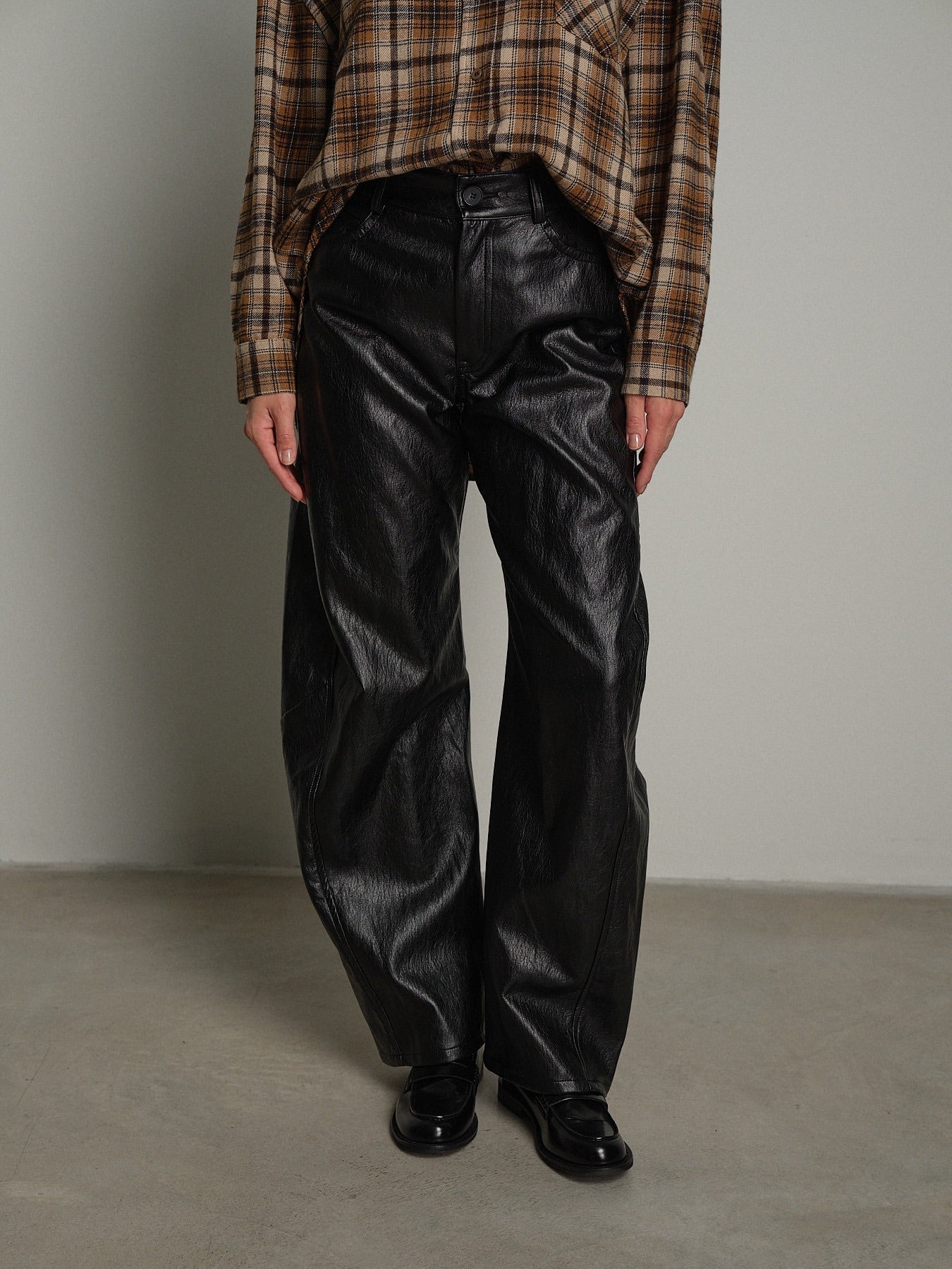 Pantalone ecopelle barrel Nero Vicolo TAC1708;Pantalone ecopelle barrel Nero Vicolo TAC1708 — foto 2;Pantalone ecopelle barrel Nero Vicolo TAC1708 — foto 3