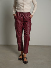 Pantalone ecopelle sigaretta elastico Bordeaux Vicolo TAC1883;Pantalone ecopelle sigaretta elastico Bordeaux Vicolo TAC1883 — foto 2;Pantalone ecopelle sigaretta elastico Bordeaux Vicolo TAC1883 — foto 3