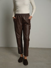 Pantalone ecopelle sigaretta elastico Moro Vicolo TAC1883;Pantalone ecopelle sigaretta elastico Moro Vicolo TAC1883 — foto 2;Pantalone ecopelle sigaretta elastico Moro Vicolo TAC1883 — foto 3;Pantalone ecopelle sigaretta elastico Moro Vicolo TAC1883 — foto 4