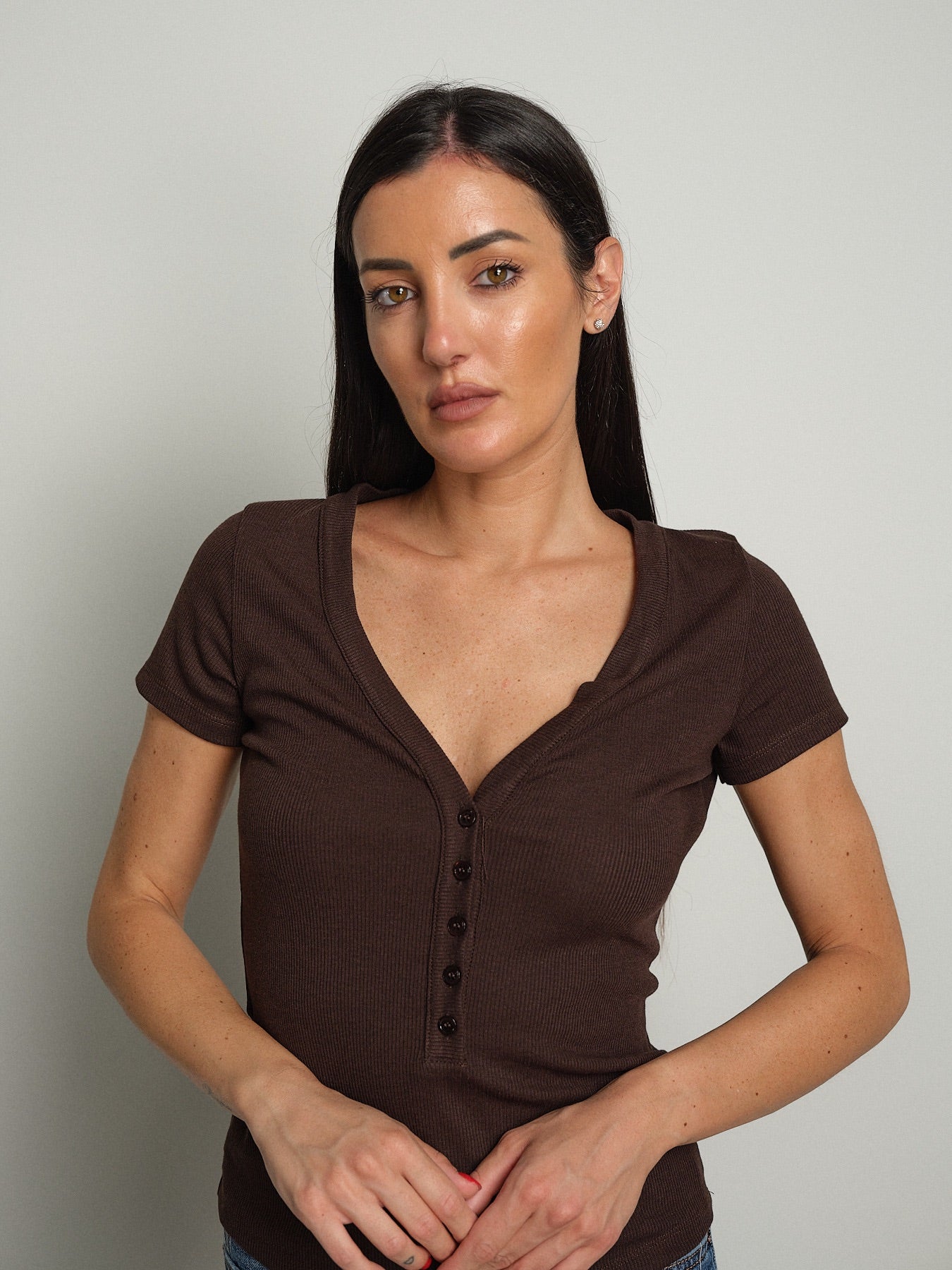 T-shirt scollo V serafino Moka Vicolo UAC0046;T-shirt scollo V serafino Moka Vicolo UAC0046 — foto 2;T-shirt scollo V serafino Moka Vicolo UAC0046 — foto 3;T-shirt scollo V serafino Moka Vicolo UAC0046 — foto 4;T-shirt scollo V serafino Moka Vicolo UAC0046 — foto 5
