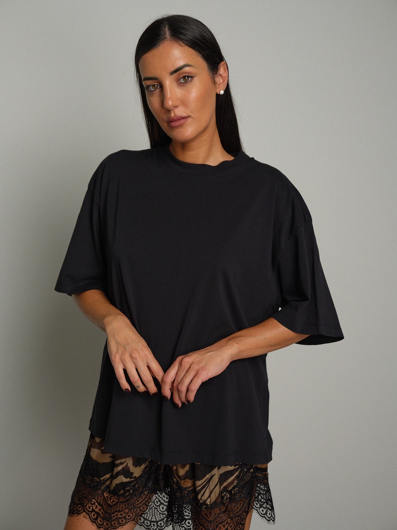 T-shirt ampia Nero Vicolo UAC0170;T-shirt ampia Nero Vicolo UAC0170 — foto 2;T-shirt ampia Nero Vicolo UAC0170 — foto 3;T-shirt ampia Nero Vicolo UAC0170 — foto 4