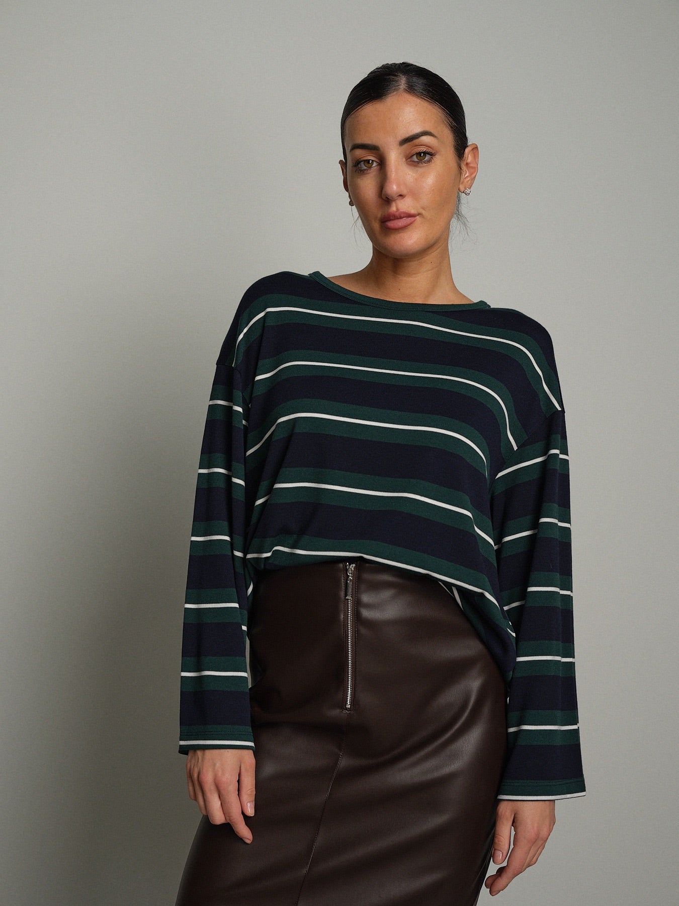 Maglia riga larga Verde-bottiglia Vicolo UAC0226;Maglia riga larga Verde-bottiglia Vicolo UAC0226 — foto 2;Maglia riga larga Verde-bottiglia Vicolo UAC0226 — foto 3;Maglia riga larga Verde-bottiglia Vicolo UAC0226 — foto 4;Maglia riga larga Verde-bottiglia Vicolo UAC0226 — foto 5